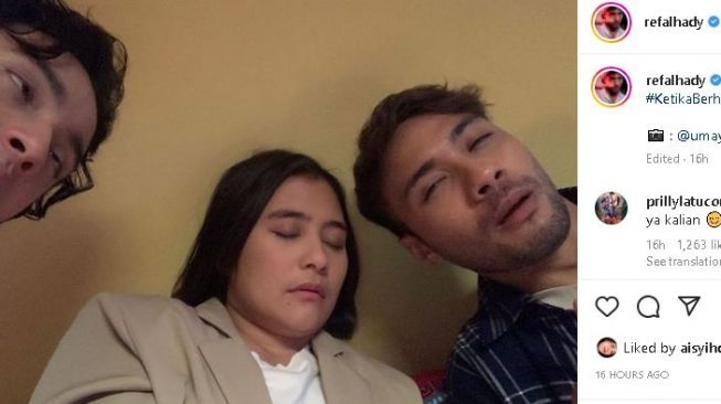 Refal Hady ceng-cengin pose tidur Prilly Latuconsina. (Instagram/ refalhady)