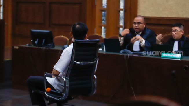 Terdakwa kasus dugaan korupsi dan Tindak Pidana Pencucian Uang (TPPU) pengelolaan keuangan dan dana investasi PT Asabri, Benny Tjokrosaputro saat menjalani sidang lanjutan di Pengadilan Tipikor, Jakarta Pusat, Kamis (12/1/2023). [Suara.com/Alfian Winanto]