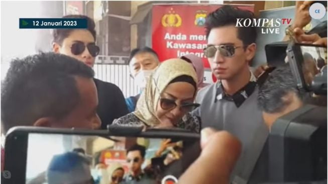 Hotman Paris dan Venna Melinda datangi Polda Jatim (Youtube/Kompas TV)