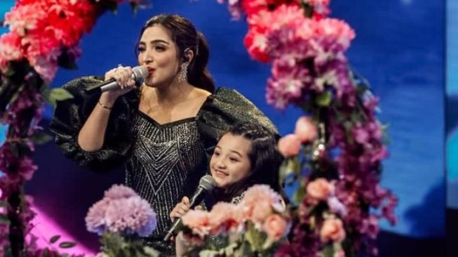  Potret penyanyi duet bareng anak (Instagram/@queenarsy)