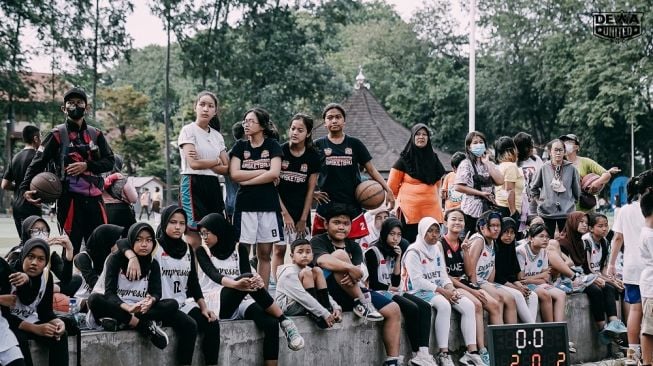 Dewa United Banten turut terlibat memasyarakatkan basket di Kota Tangerang dengan ikut gerakan bertajuk 'Basketball is Coming Home' yang diisiasi Perbasi Kota Tangerang, di Lapangan Ahmad Yani, Rabu (11/1/2023). [Dewa United]