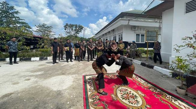 Disambut Karpet Merah hingga Silat Melayu, Kajati Riau Resmikan Gedung di Kejari Siak