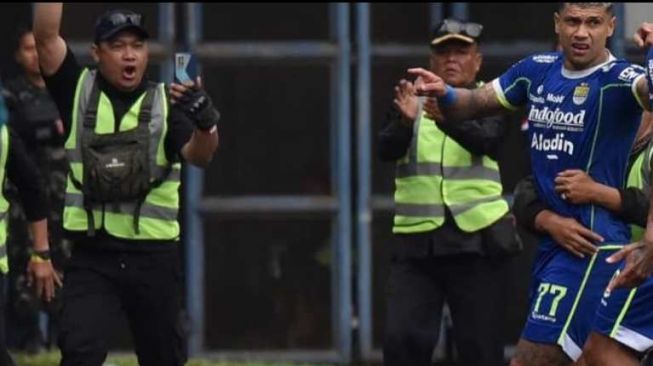 Bobotoh Nyalakan Flare hingga Turun ke Lapangan saat Persib Bandung Akhiri Musim dengan Buruk