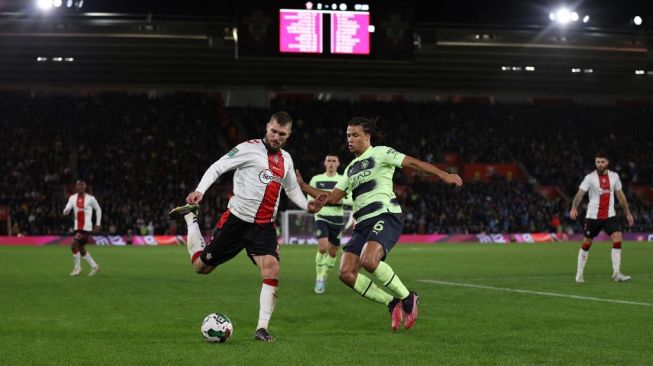 Bek Southampton Lyanco (kiri) bersaing dengan bek Manchester City Nathan Ake selama pertandingan perempat final Piala Liga Inggris antara Southampton vs Manchester City di Stadion St Mary di Southampton, Inggris selatan pada 11 Januari 2023.ADRIAN DENNIS / AFP