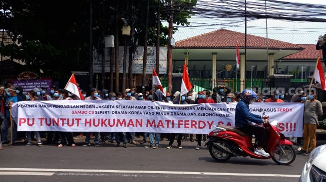 Puluhan Orang Geruduk PN Jaksel: Jangan seperti Drakor, Ferdy Sambo Cs Harus Dihukum Mati