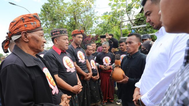 GMC NTT Gelar Baksos Sekaligus Serahkan Bantuan untuk Rumah Adat