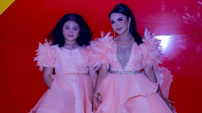  Potret penyanyi duet bareng anak (Instagram/@krisdayantilemos)