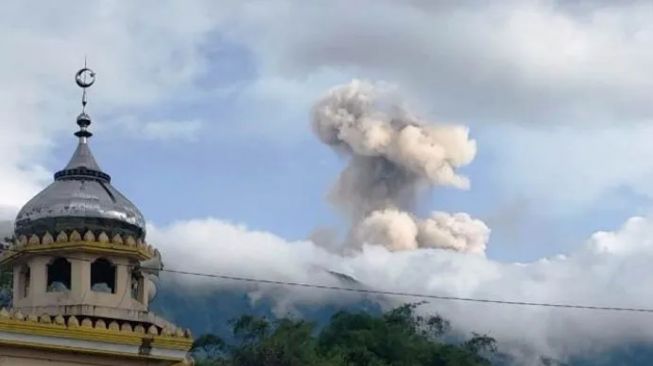 Pendaki Gunung Marapi Sempat Terkena Abu Vulkanik, Ini Bahayanya Bagi Tubuh