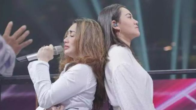  Potret penyanyi duet bareng anak (Instagram/@aaliyah.massaid)