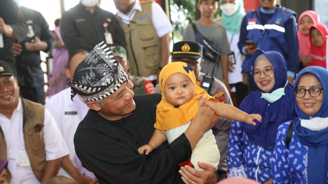 Lihat Kondisi Banjir di Kudus, Gubernur Ganjar Bagikan Mainan pada Anak-anak