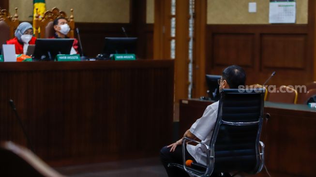 Terdakwa kasus dugaan korupsi dan Tindak Pidana Pencucian Uang (TPPU) pengelolaan keuangan dan dana investasi PT Asabri, Benny Tjokrosaputro saat menjalani sidang lanjutan di Pengadilan Tipikor, Jakarta Pusat, Kamis (12/1/2023). [Suara.com/Alfian Winanto]