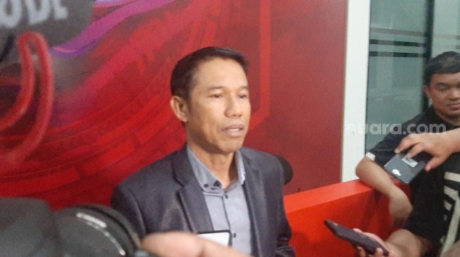 Sekjen PSSI Yunus Nusi saat memberikan keterangan pers terkait Liga 2 2022/2023 yang dihentikan (Suara.com/Adie Prasetyo Nugraha).