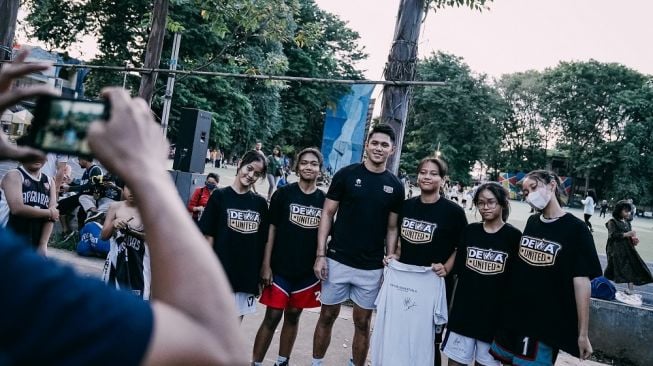 Dewa United Banten turut terlibat memasyarakatkan basket di Kota Tangerang dengan ikut gerakan bertajuk 'Basketball is Coming Home' yang diisiasi Perbasi Kota Tangerang, di Lapangan Ahmad Yani, Rabu (11/1/2023). [Dewa United]