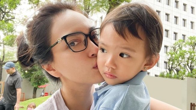 Seleb Dihujat karena Pola Asuh Anak (Instagram/@shandyaulia)