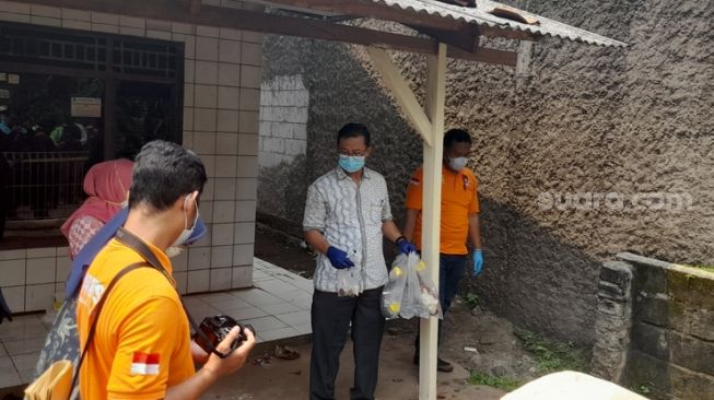 Sebabkan 3 Orang Meninggal Dunia, Polisi Bawa 12 Sampel Makanan dari TKP Kasus Keracunan di Bekasi