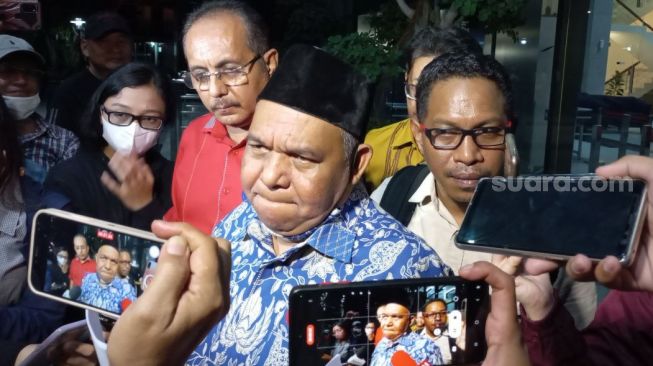 Petrus Bala Pattyona, kuasa hukum Gubernur Papua Lukas Enembe mengatakan kliennya dicecar delapan pertanyaan saat diperiksa perdana oleh KPK. (Suara.com/ Yaumal)