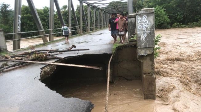 Diterjang Banjir Bandang Akhir Tahun, Empat Jembatan di Kabupaten Kupang Rusak Parah