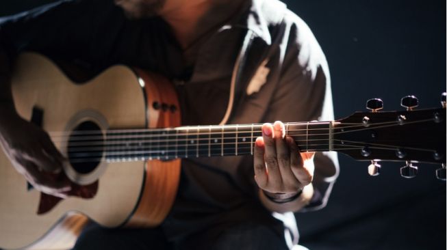 5 Alat yang Dibutuhkan untuk Membuat Konten Bermain Gitar Akustik