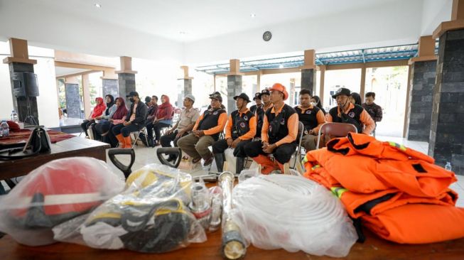 Tangani Bencana Banjir, Relawan Rescue Squad Desa Getaspejaten Dapat Bantuan Alat Kebencanaan