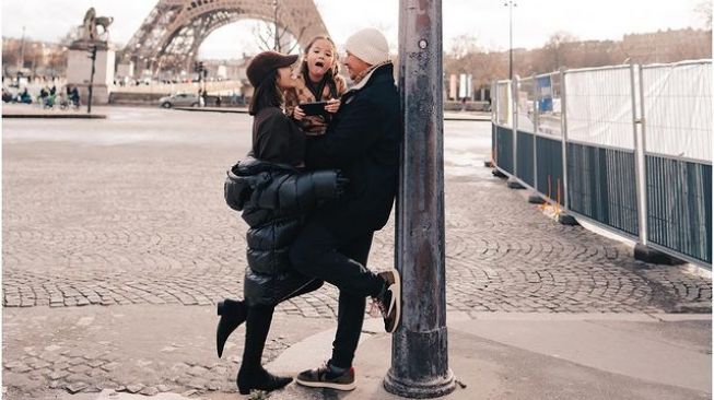 5 Momen Gading Marten Bagikan Foto Liburan Bersama Mantan Istri dan Anak (Instagram/@gadiiing)