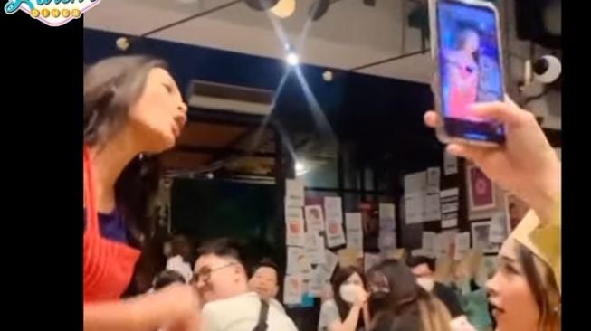 Momen Erika Carlina Jadi Pelayan Galak di Karen's Diner (YouTube/Bian Robiyanto)