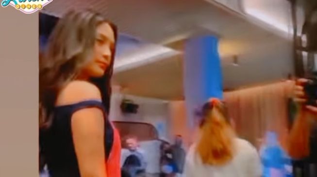 The moment when Erika Carlina becomes a grumpy waitress at Karen's Diner (YouTube/Bian Robiyanto)