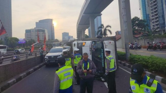 Macet di Gatot Subroto Mengular sampai Pancoran Gegara Truk Terguling