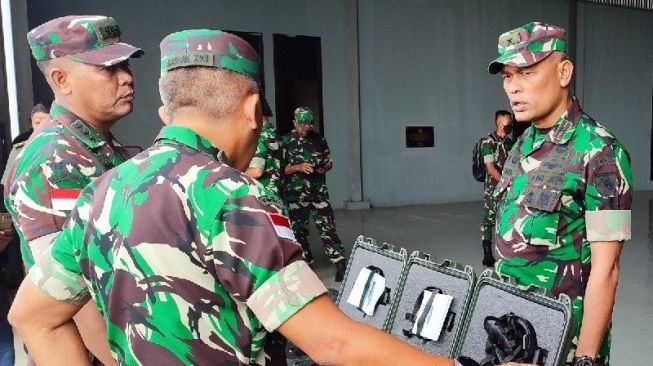 Danrem 172/PWY Brigjen TNI JO Sembiring saat memeriksa peralatan militer di Base Ops Lanud Silas Papare di Sentani. (ANTARA/Evarukdijati)