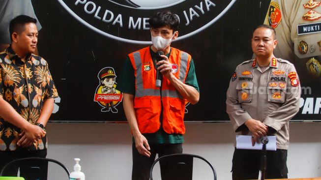 Aktor Revaldo Fifaldi memberi pernyataan saat rilis kasus narkoba yang menjeratnya di Polda Metro Jaya, Jakarta, Jumat (13/1/2023). [Suara.com/Alfian Winanto]