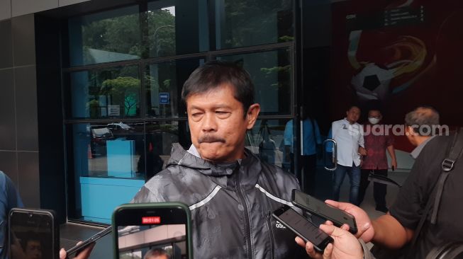 Direktur Teknik PSSI Indra Sjafri di GBK Arena, Jakarta (Suara.com/Adie Prasetyo Nugraha).