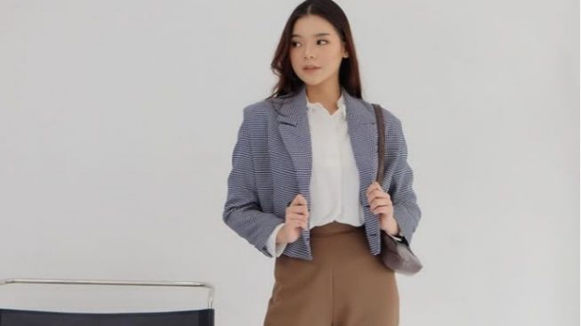 5 Inspirasi Outfit Simpel untuk ke Kantor, Tetap Cantik dan Stylish