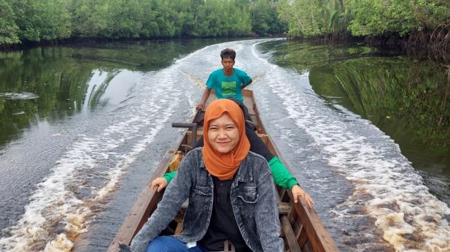 Melayani Masyarakat Sungai Guntung, Resti Jadi Mantri BRI yang Tangguh