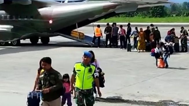 Sebanyak 150 orang sejak Kamis (12/1) mengungsi ke Sentani menggunakan pesawat yang sebelumnya dicarter untuk mengangkut personal TNI-Polri. (ANTARA/HO/Dokumen Pribadi)