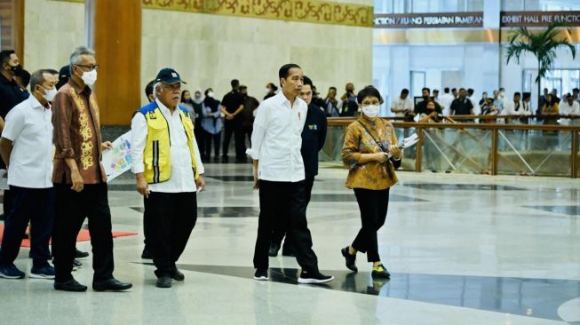 Presiden Joko Widodo atau Jokowi sempat meninjau kesiapan lokasi penyelenggaraan KTT ASEAN 2023 di Jakarta Convention Center (JCC), Jakarta, Jumat (13/1/2023). (Laily Rachev - Biro Pers Sekretariat Presiden)