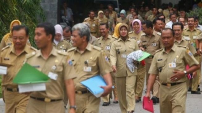 Perhatikan Nih PNS, Wajib Pasang Foto Keluarga di Meja Kerja