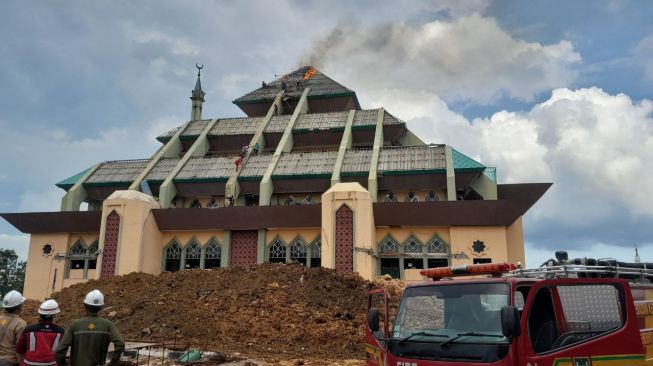 Atap Masjid Agung Batam Center Terbakar, Lima Mobil Pemadam Dikerahkan untuk Pemadaman