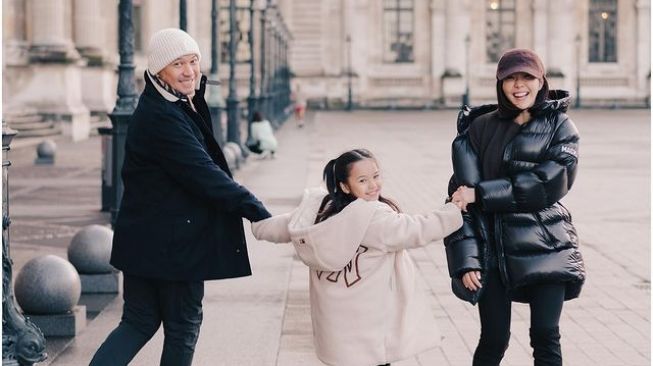 5 Momen Gading Marten Bagikan Foto Liburan Bersama Mantan Istri dan Anak (Instagram/@gadiiing)