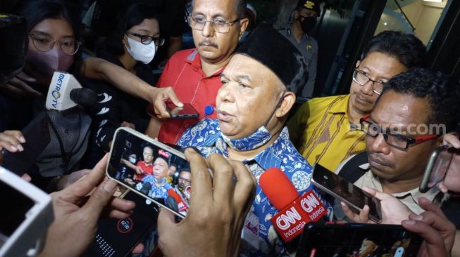 Kuasa hukum Gubernur Papua, Lukas Enembe, Petrus Bala Pattyona ditemui di Gedung Merah Putih KPK, Kuningan Jakarta Selatan pada Kamis (12/1/2023) malam.. [Suara.com/Yaumal Asri] 