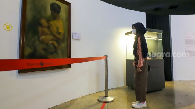 Pengunjung saat melihat pameran "The Truth Inside You: Alunan Kisah Tentang Perempuan" di Museum Nasional, Jakarta Pusat, Jumat (13/1/2023). [Suara.com/Alfian Winanto]