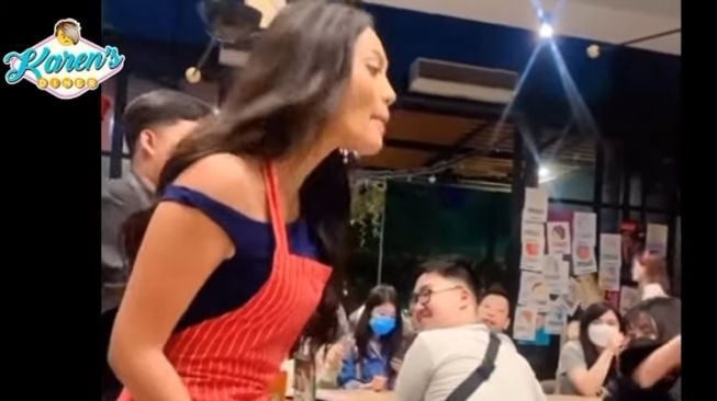 Momen Erika Carlina Jadi Pelayan Galak di Karen's Diner (YouTube/Bian Robiyanto)