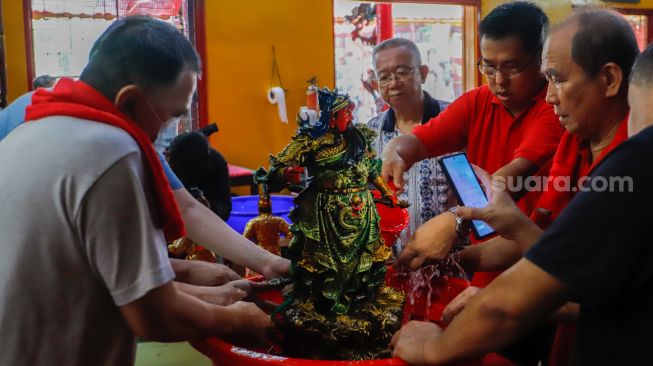 Warga Tionghoa melakukan ritual mandi rupang yakni membersihkan patung dewa dewi di Wihara Amurva Bhumi, Kuningan, Jakarta Selatan, Sabtu (14/1/2023). [Suara.com/Alfian Winanto]