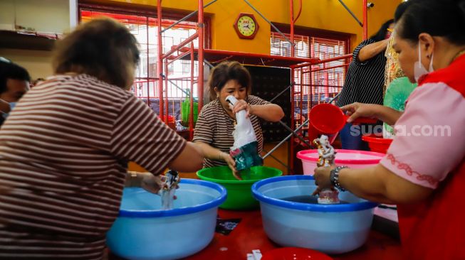 Warga Tionghoa melakukan ritual mandi rupang yakni membersihkan patung dewa dewi di Wihara Amurva Bhumi, Kuningan, Jakarta Selatan, Sabtu (14/1/2023). [Suara.com/Alfian Winanto]