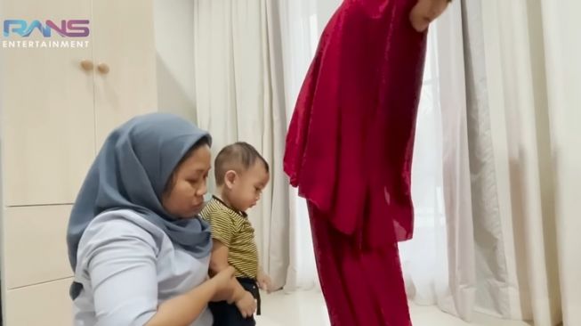  Potret Rayyanza Belajar Salat (YouTube/Rans Entertainment)