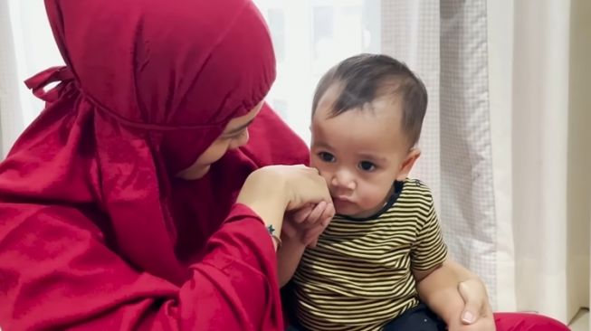 Rayyanza Cipung Sudah Belajar Salat Sejak Masih Bayi, Kapan Usia yang Tepat Anak Belajar Agama?