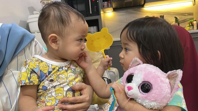 Mirip Anak Kembar, Ini 10 Potret Aruni dan Rayyanza, Cucu Rieta Amilia yang Makin Menggemaskan