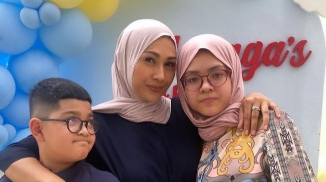 Kebersamaan Seleb dan Anak Angkat (Instagram/@tatajaneetaofficial)