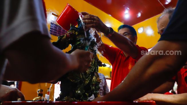 Warga Tionghoa melakukan ritual mandi rupang yakni membersihkan patung dewa dewi di Wihara Amurva Bhumi, Kuningan, Jakarta Selatan, Sabtu (14/1/2023). [Suara.com/Alfian Winanto]