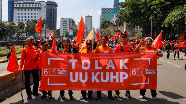 Massa aksi dari Partai Buruh dan beberapa serikat buruh lainnya menggelar aksi di Kawasan Patung Kuda Arjuna, Jakarta Pusat, Sabtu (14/1/2023). [Suara.com/Alfian Winanto]