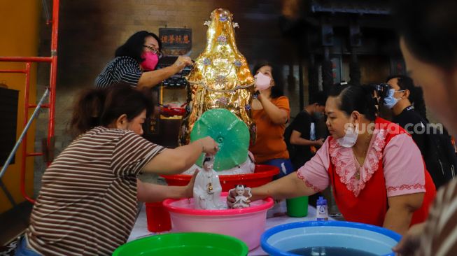 Warga Tionghoa melakukan ritual mandi rupang yakni membersihkan patung dewa dewi di Wihara Amurva Bhumi, Kuningan, Jakarta Selatan, Sabtu (14/1/2023). [Suara.com/Alfian Winanto]