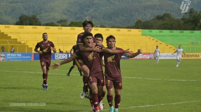 Pemain PSM Makassar Ramadhan Sananta merayakan golnya ke gawang PSM Sleman dalam laga lanjutan BRI Liga 1 di Stadion Gelora BJ Habibie, Sabtu (14/1/2023). (dok. LIB)   